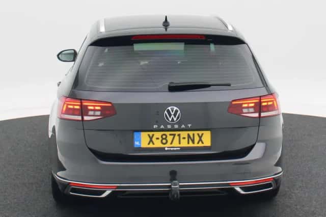Volkswagen Passat (2021) thumbnail 5