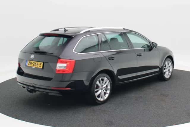 Škoda Octavia (2019) thumbnail 2