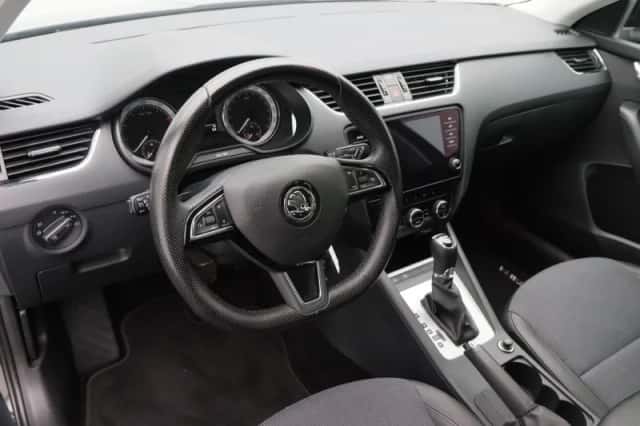 Škoda Octavia (2019) thumbnail 3