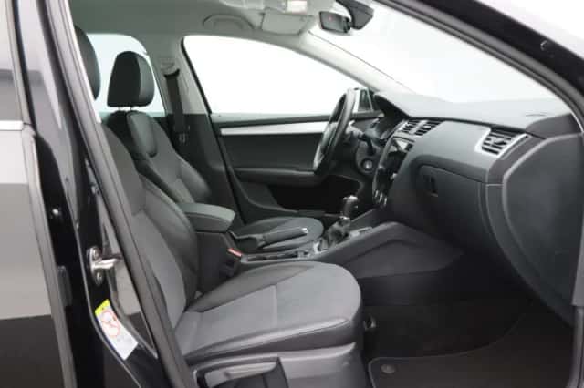 Škoda Octavia (2019) thumbnail 38