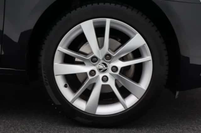 Škoda Octavia (2019) thumbnail 5