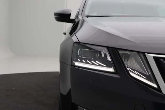 Škoda Octavia (2019) thumbnail 10