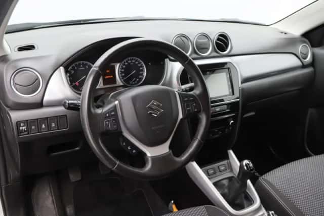 Suzuki Vitara (2015) thumbnail 3