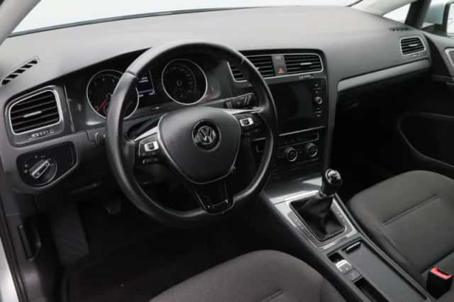 Volkswagen Golf (2018) thumbnail 3