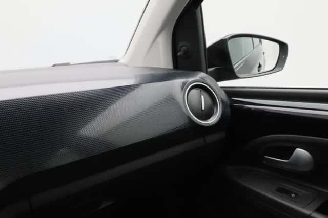 Volkswagen Up! (2023) thumbnail 21