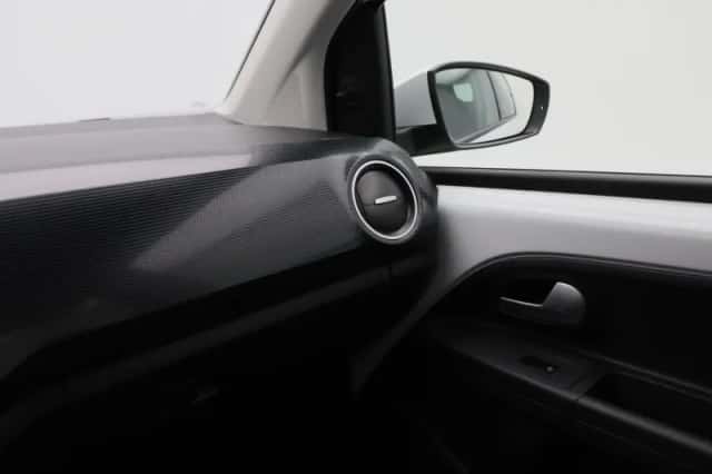 Volkswagen Up! (2020) thumbnail 22