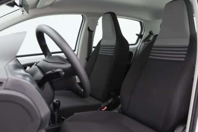 Volkswagen Up! (2020) thumbnail 5