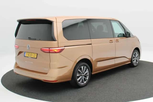 Volkswagen Multivan (2023) thumbnail 3