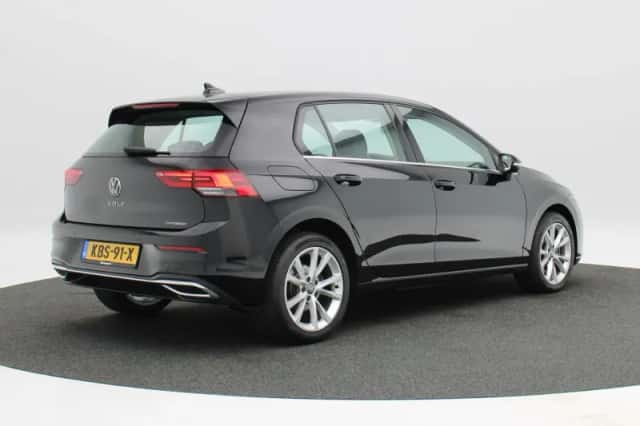 Volkswagen Golf (2023) thumbnail 2