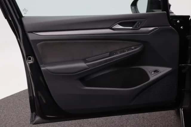 Volkswagen Golf (2023) thumbnail 14