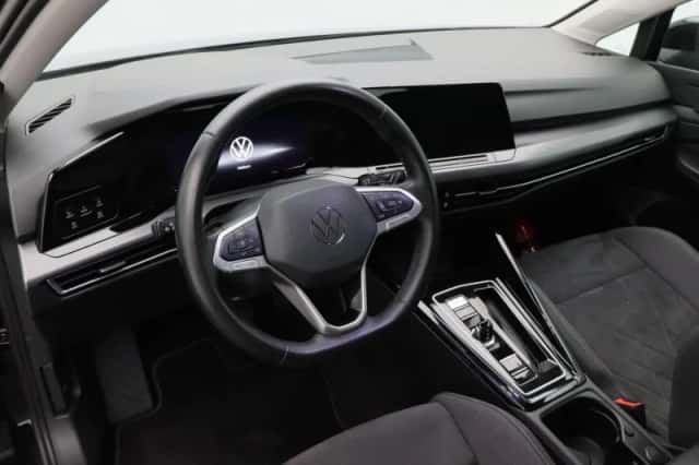 Volkswagen Golf (2023) thumbnail 3