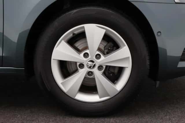 Škoda Octavia (2019) thumbnail 11