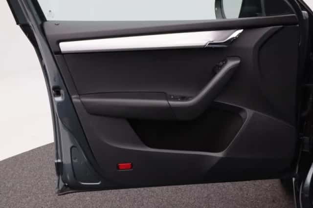Škoda Octavia (2019) thumbnail 17