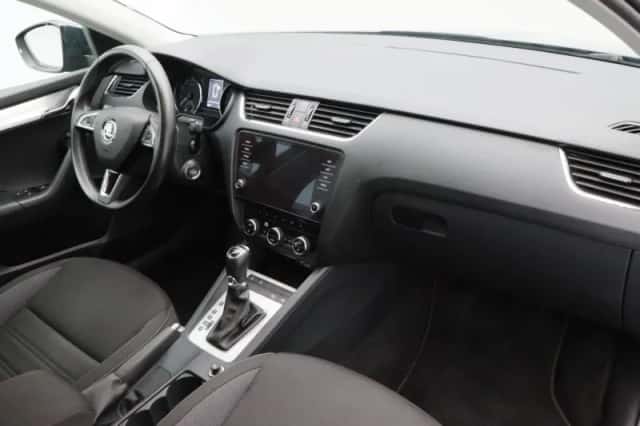 Škoda Octavia (2019) thumbnail 35