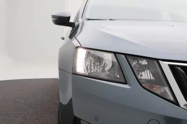 Škoda Octavia (2019) thumbnail 8