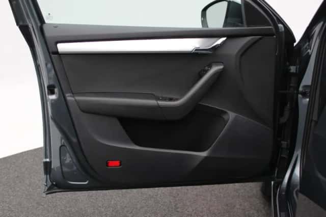 Škoda Octavia (2018) thumbnail 16
