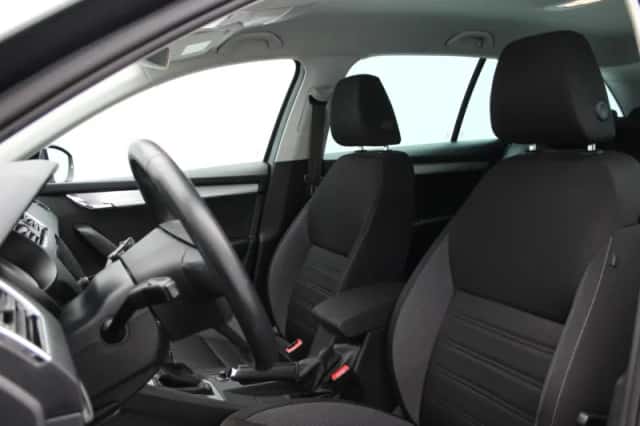 Škoda Octavia (2018) thumbnail 18
