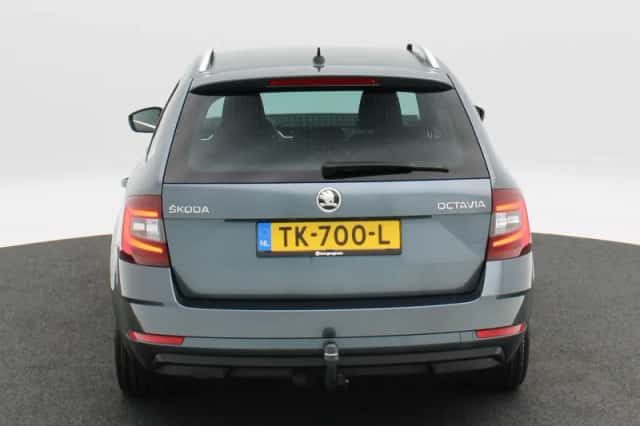 Škoda Octavia (2018) thumbnail 4