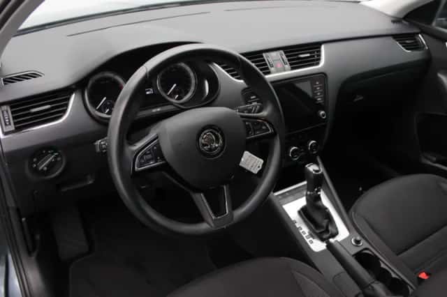 Škoda Octavia (2018) thumbnail 7
