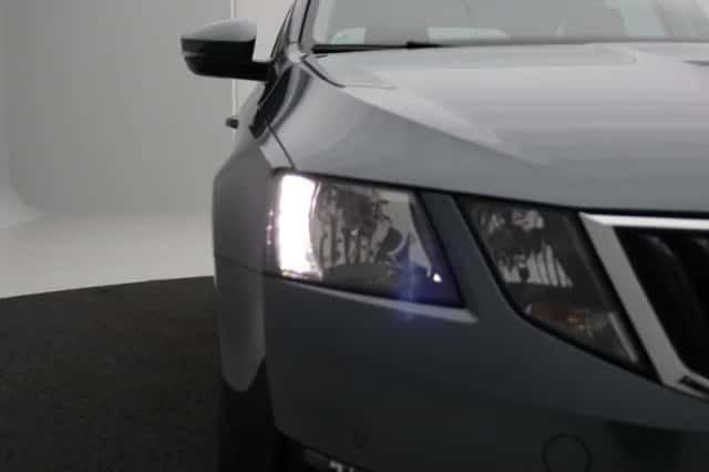 Škoda Octavia (2018) thumbnail 8