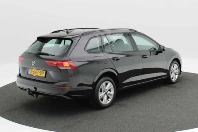 Volkswagen Golf (2023) thumbnail 2