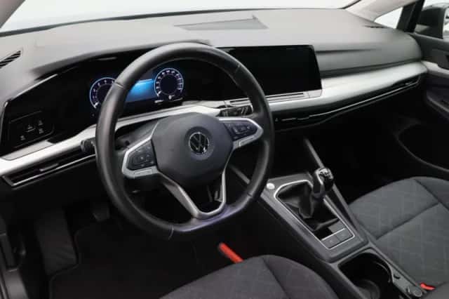 Volkswagen Golf (2023) thumbnail 3