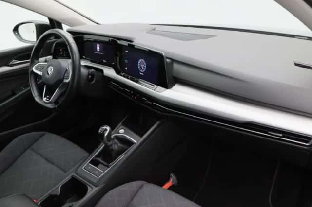 Volkswagen Golf (2023) thumbnail 36