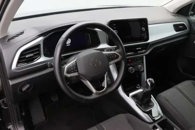 Volkswagen T-Roc (2022) thumbnail 3