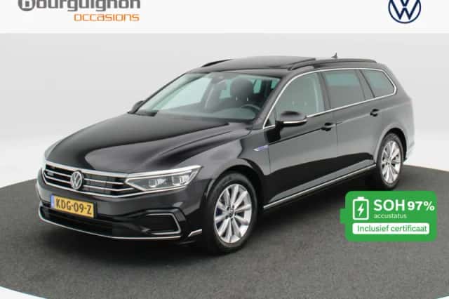 Volkswagen Passat (2022) thumbnail 1