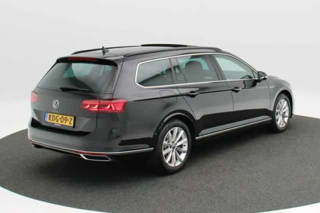 Volkswagen Passat (2022) thumbnail 2