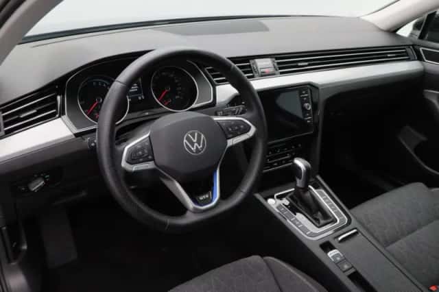 Volkswagen Passat (2022) thumbnail 3