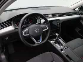 Volkswagen Passat (2022) thumbnail 3