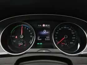 Volkswagen Passat (2022) thumbnail 24