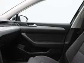 Volkswagen Passat (2022) thumbnail 35