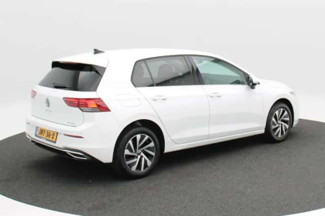 Volkswagen Golf (2022) thumbnail 2