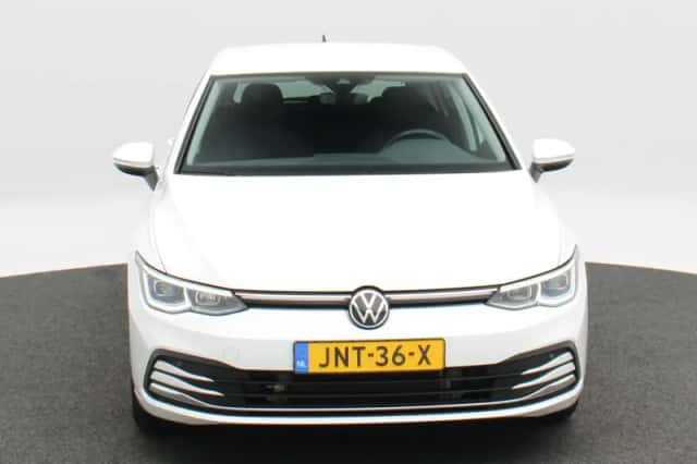 Volkswagen Golf (2022) thumbnail 4