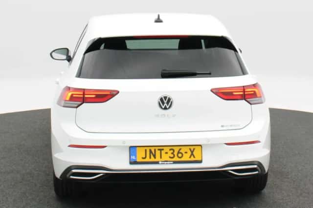 Volkswagen Golf (2022) thumbnail 5