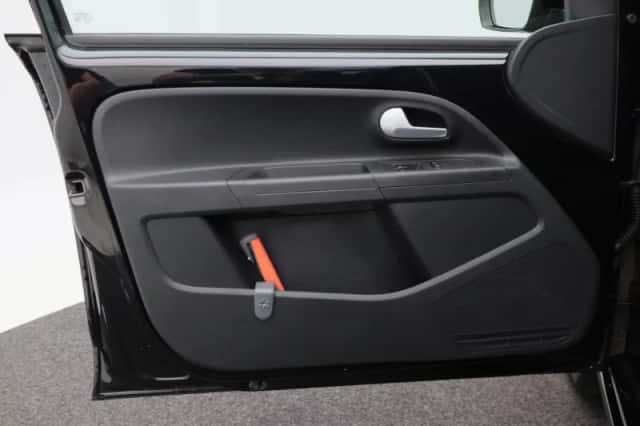 Volkswagen Up! (2023) thumbnail 16
