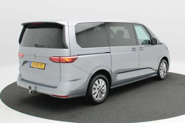 Volkswagen Multivan (2024) thumbnail 2