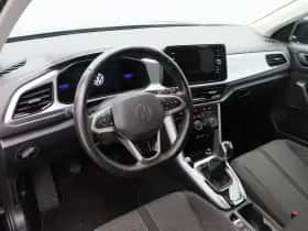 Volkswagen T-Roc (2024) thumbnail 3