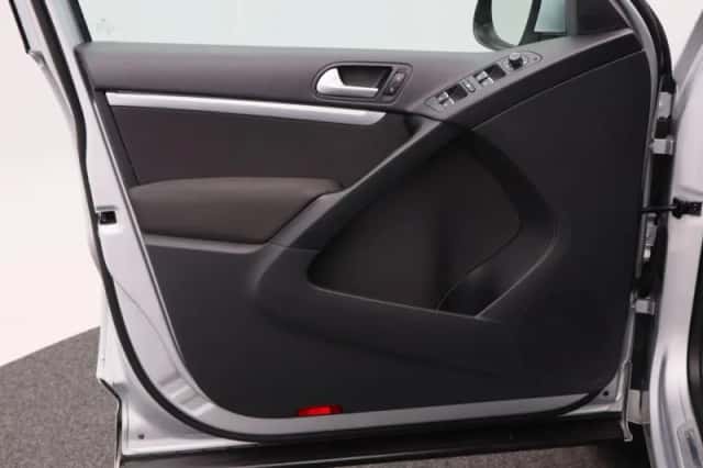 Volkswagen Tiguan (2016) thumbnail 16