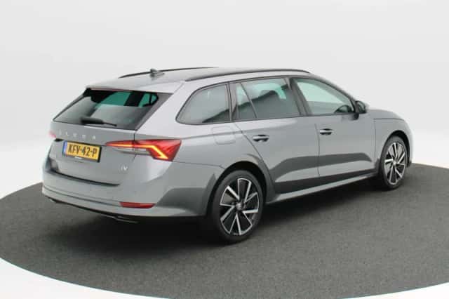 Škoda Octavia (2022) thumbnail 2