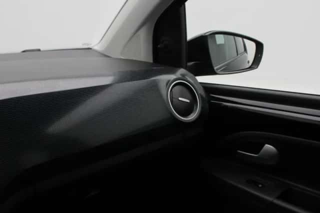 Volkswagen Up! (2023) thumbnail 21