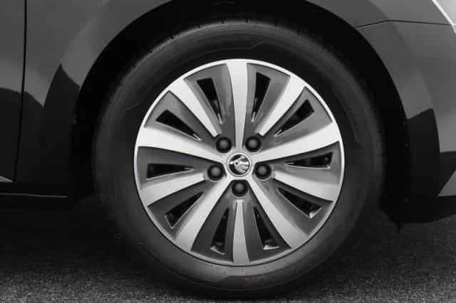 Škoda Superb (2018) thumbnail 13
