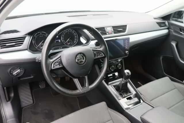 Škoda Superb (2018) thumbnail 3