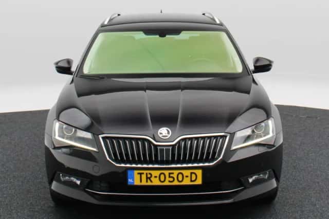 Škoda Superb (2018) thumbnail 4