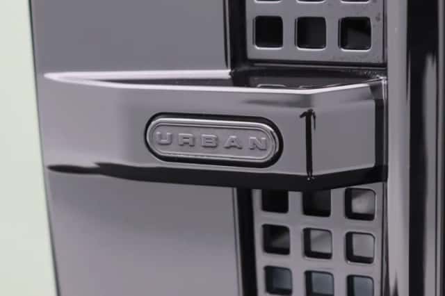 Land Rover Defender (2024) thumbnail 14