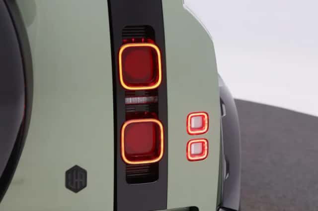 Land Rover Defender (2024) thumbnail 16
