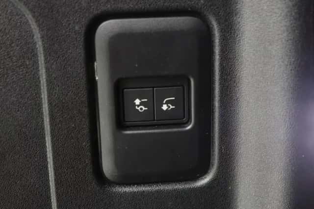 Land Rover Defender (2024) thumbnail 21