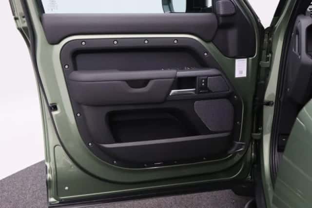 Land Rover Defender (2024) thumbnail 26